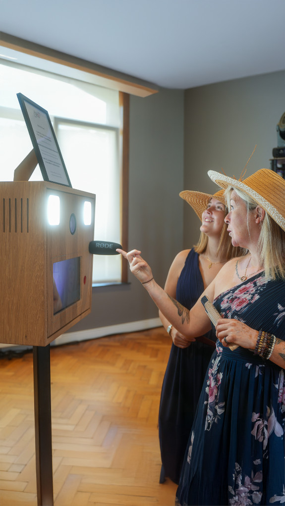 Image représentant deux femmes utilisant le vidéomaton